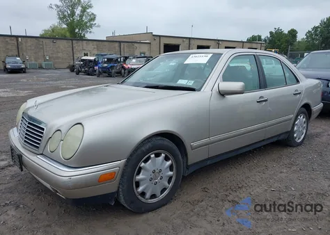 1998 Mercedes-Benz E 320 из США, поврежденный, VIN WDBJF65FXWA612579
